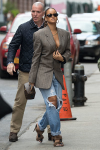 rihanna-out-in-nyc-91017-7.jpg