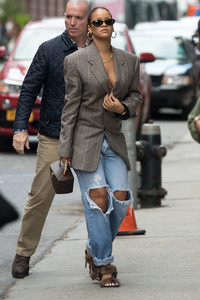 rihanna-out-in-nyc-91017-8.jpg