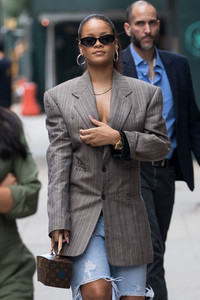 rihanna-out-in-nyc-91017-9.jpg