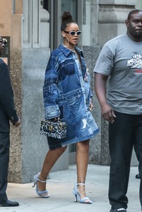 rihanna-out-in-nyc-91317-1.jpg
