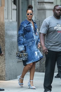 rihanna-out-in-nyc-91317-3.jpg