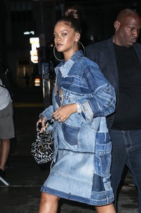 rihanna-out-in-nyc-91317-5.jpg