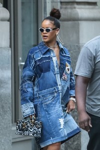 rihanna-out-in-nyc-91317.jpg