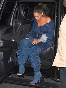 rihanna-out-in-nyc-9817-2.jpg