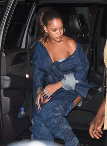 rihanna-out-in-nyc-9817-3.jpg