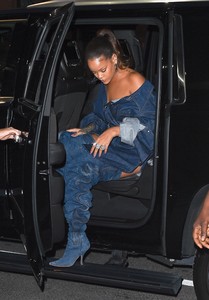 rihanna-out-in-nyc-9817-7.jpg