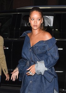 rihanna-out-in-nyc-9817.jpg