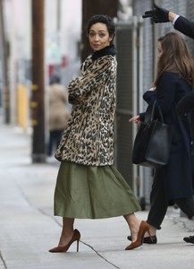 ruth-negga-arrives-at-jimmy-kimmel-live-in-hollywood-01-09-2017_10.jpg