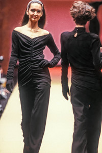 salvatore-ferragamo-fw-1988-1.thumb.jpg.90b40505376e954057df17d472144385.jpg