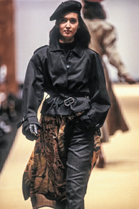 salvatore-ferragamo-fw-1988-3.thumb.jpg.15e08ea4ec75553b6086dcc9dd345432.jpg