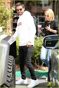 scott-disick-and-sofia-richie-step-out-for-lunch-in-calabasas-05.jpg