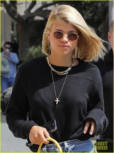 scott-disick-and-sofia-richie-step-out-for-lunch-in-calabasas-14.jpg