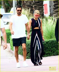 scott-disick-sofia-richie-continue-pda-filled-vacation-07.jpg