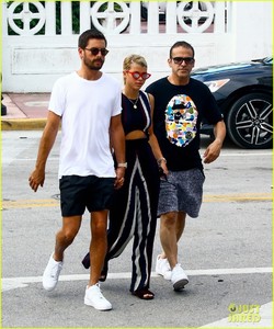 scott-disick-sofia-richie-continue-pda-filled-vacation-09.jpg