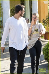 scott-disick-sofia-richie-step-out-for-lunch-date-01.jpg