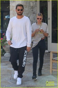 scott-disick-sofia-richie-step-out-for-lunch-date-05.jpg