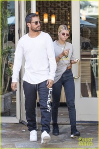 scott-disick-sofia-richie-step-out-for-lunch-date-08.jpg