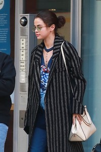 selena-gomez-out-in-nyc-92617-18.jpg