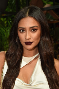 shay-mitchell-cushnie-et-ochs-ss18-fashion-show-in-nyc-9817-3.thumb.jpg.fa9283286531d515fef55893bf3ccf5d.jpg