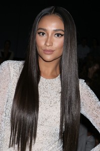 shay-mitchell-naeem-khan-ss18-fashion-show-in-nyc-91217-4.jpg