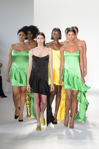 siriano-rs18-0530.thumb.jpg.40314367432fad04e5876ef2b7b3f46f.jpg