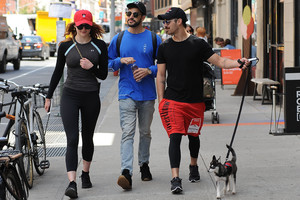 sophie-turner-out-for-a-stroll-with-her-puppy-named-porky-in-nyc-september-8-2017-14.jpg