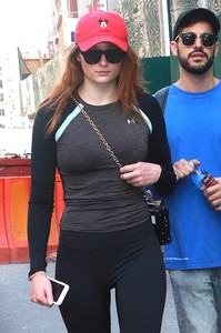 sophie-turner-out-for-a-stroll-with-her-puppy-named-porky-in-nyc-september-8-2017-21.jpg