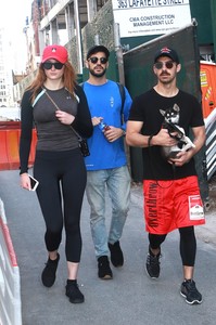 sophie-turner-out-for-a-stroll-with-her-puppy-named-porky-in-nyc-september-8-2017-23.jpg