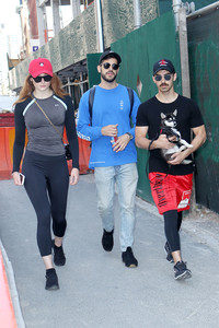 sophie-turner-out-for-a-stroll-with-her-puppy-named-porky-in-nyc-september-8-2017-3.jpg