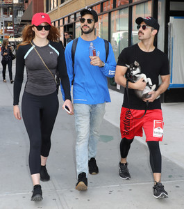 sophie-turner-out-for-a-stroll-with-her-puppy-named-porky-in-nyc-september-8-2017-31.jpg