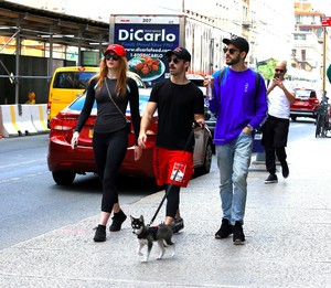 sophie-turner-out-for-a-stroll-with-her-puppy-named-porky-in-nyc-september-8-2017-53.jpg