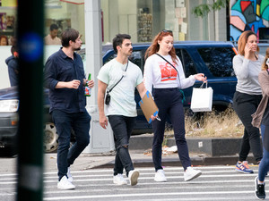 sophie-turner-spotted-out-shopping-in-nyc-september-15-2017-1.jpg