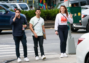 sophie-turner-spotted-out-shopping-in-nyc-september-15-2017-10.jpg