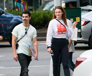 sophie-turner-spotted-out-shopping-in-nyc-september-15-2017-11.jpg