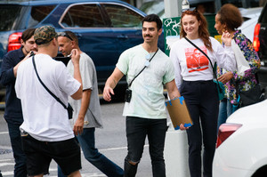 sophie-turner-spotted-out-shopping-in-nyc-september-15-2017-12.jpg