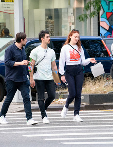 sophie-turner-spotted-out-shopping-in-nyc-september-15-2017-2.jpg