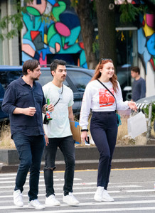 sophie-turner-spotted-out-shopping-in-nyc-september-15-2017-5.jpg