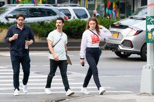 sophie-turner-spotted-out-shopping-in-nyc-september-15-2017-6.jpg