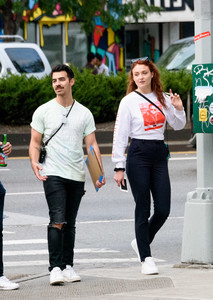 sophie-turner-spotted-out-shopping-in-nyc-september-15-2017-8.jpg