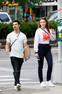 sophie-turner-spotted-out-shopping-in-nyc-september-15-2017-9.jpg