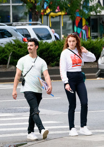 sophie-turner-spotted-out-shopping-in-nyc-september-15-2017.jpg