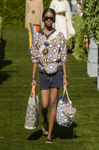 tory-burch-rs18-0233.thumb.jpg.73563f86eb5d51f6fce7c41e4f981484.jpg