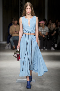 trussardi-rs18-0362.thumb.jpg.c69dc75f54cc2063d297a638323b2e39.jpg
