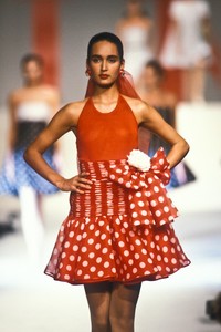 valentino-ss-1988.thumb.JPEG.f21419119e75b5b579b47ec8d838d330.JPEG