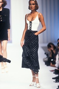 valentino-ss-1995-5.thumb.jpg.33acfba8a34139783d0be6f0738ae774.jpg