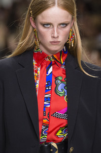 versace-clp-rs18-3291.thumb.jpg.6713296bb920a3bd4ae52e6d1d2ae731.jpg