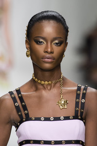 versace-clpa-rs18-5627.thumb.jpg.9cfedcbf9863b1e4648fe918d3f207c7.jpg