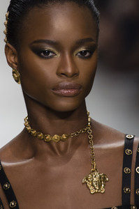 versace-clpa-rs18-5631.thumb.jpg.353dfe76014fd2b2425e1f23edc89235.jpg