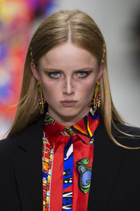 versace-clpa-rs18-5804.thumb.jpg.0fdb370043c91914fdf47e85decd5447.jpg