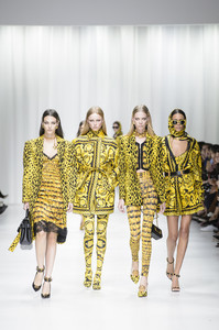 versace-rs18-5470.thumb.jpg.65f28d2a7f5c3c69d7c16c55a522239a.jpg